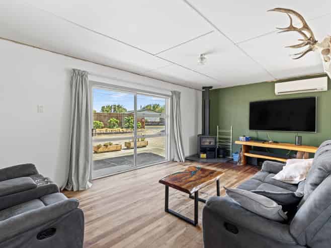 11 Flower Street, Bulls