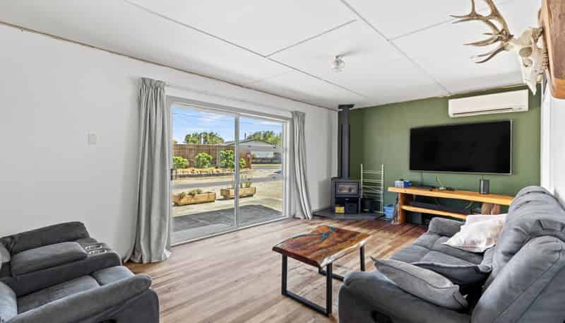 11 Flower Street, Bulls