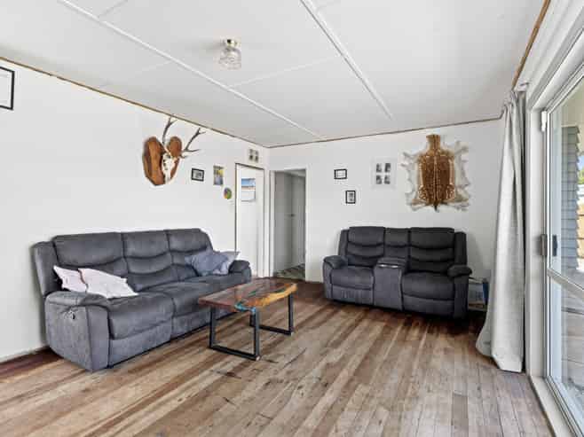 11 Flower Street, Bulls