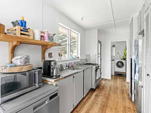 11 Flower Street, Bulls