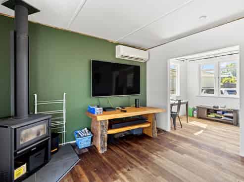 11 Flower Street, Bulls