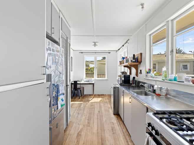 11 Flower Street, Bulls