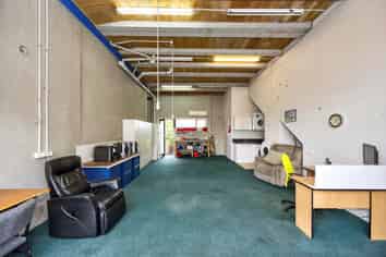 SUPERBLY CONSTRUCTED LIVE AND WORK – 130M²
