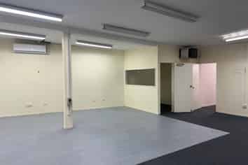 Rare standalone in Kingsland