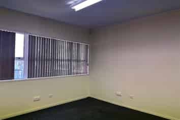 Rare standalone in Kingsland