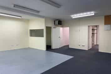 Rare standalone in Kingsland