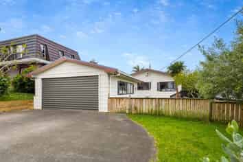 116 Whangaparoa Road, Red Beach