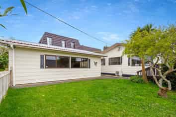 116 Whangaparoa Road, Red Beach