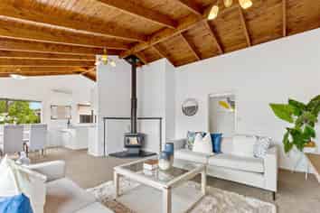 116 Whangaparoa Road, Red Beach