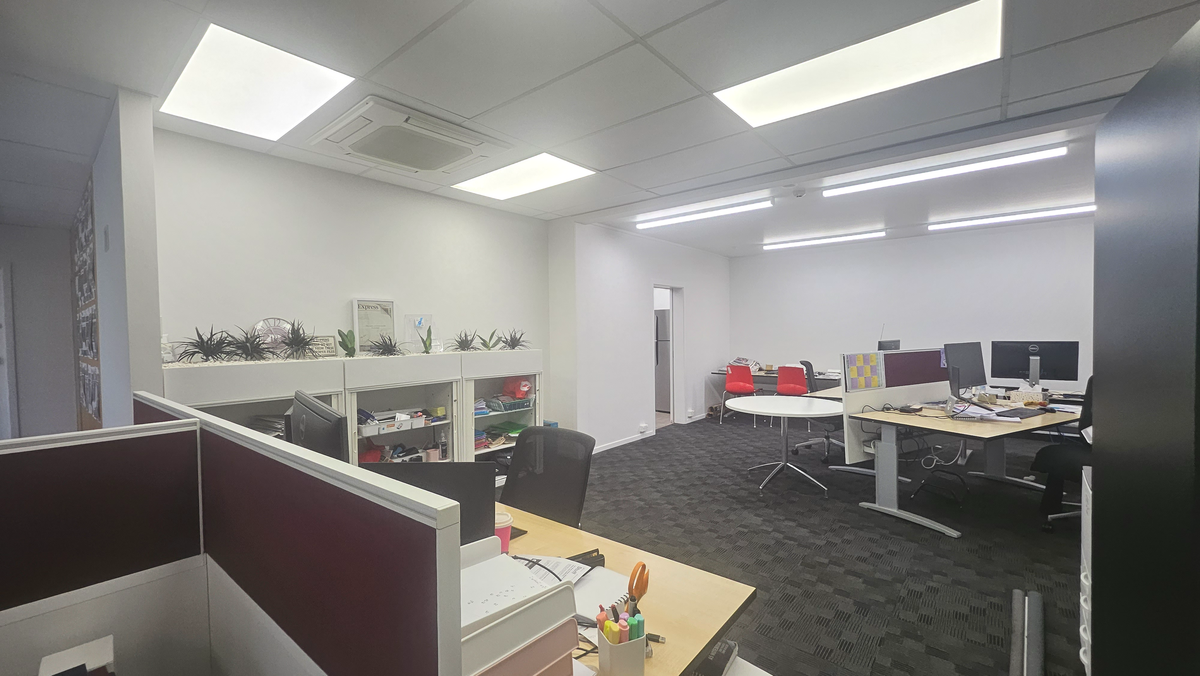 CBD Office | Ground Floor | 3 Car Parks - Więcej