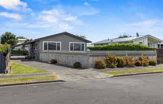 25 Lindsey Crescent, Springvale