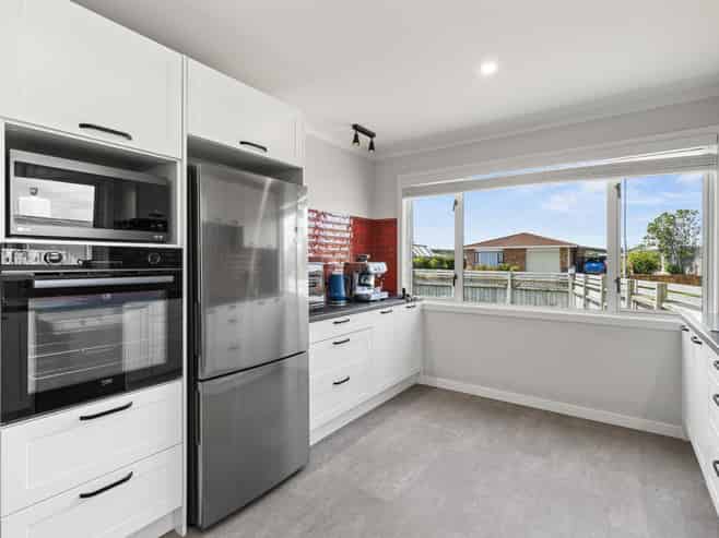 25 Lindsey Crescent, Springvale