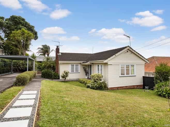 4 Locke Avenue, Hillsborough