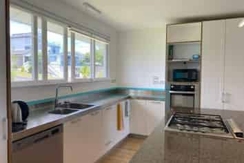 85 Pacific Parade, Army Bay