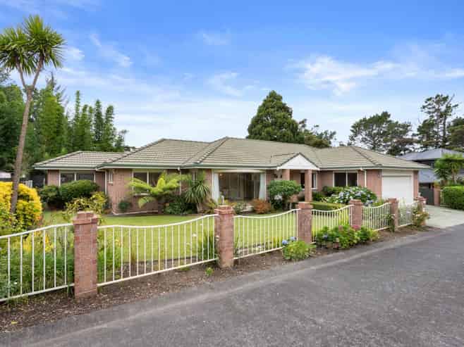 10 Greenwoods Close, Titirangi