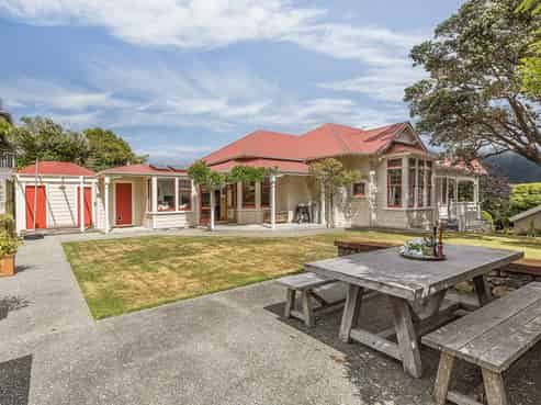 11 Trelissick Crescent, Ngaio