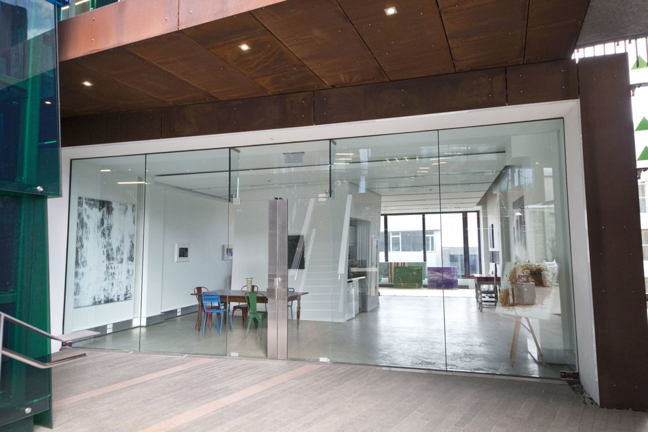 Contemporary Ironbank Showroom/Office| 104 m² - Bild 2
