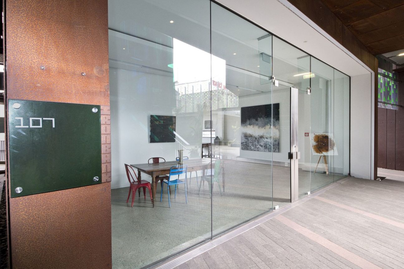 Contemporary Ironbank Showroom/Office| 104 m² - Bild 3
