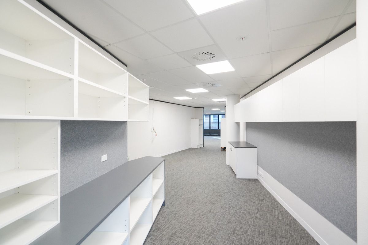 Modern, light filled office near waterfront – pohled 3