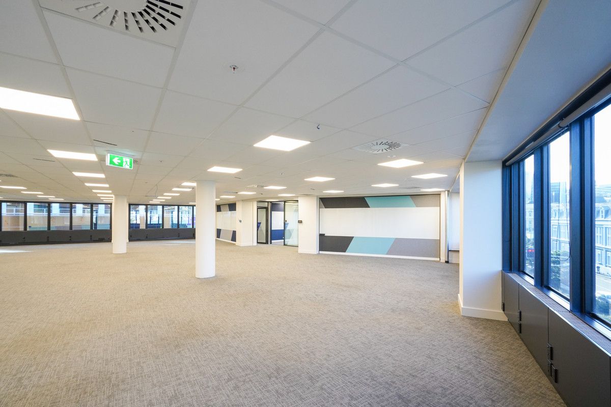 Modern, light filled office near waterfront – další