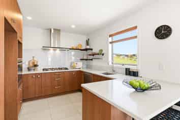 56 Tea Tree Lane, Woodridge