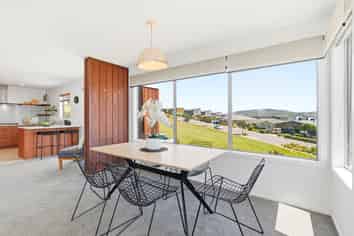 56 Tea Tree Lane, Woodridge