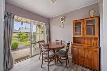 910 Lawrence Street, Akina