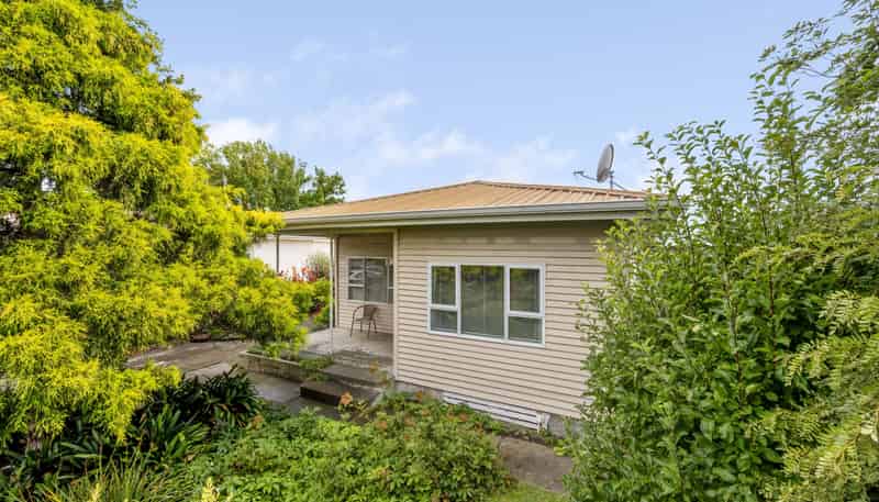 910 Lawrence Street, Akina