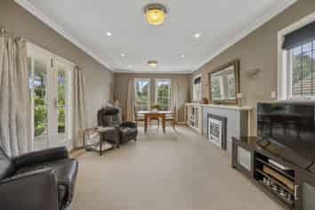 1028 Railway Road South, Longlands