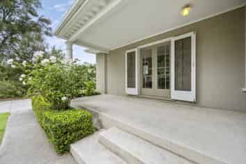 1028 Railway Road South, Longlands