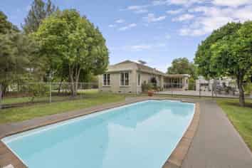 1028 Railway Road South, Longlands