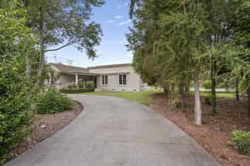 1028 Railway Road South, Longlands