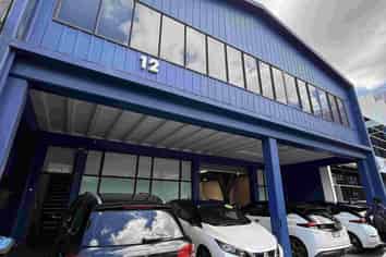 Versatile Office & Warehouse in Newmarket
