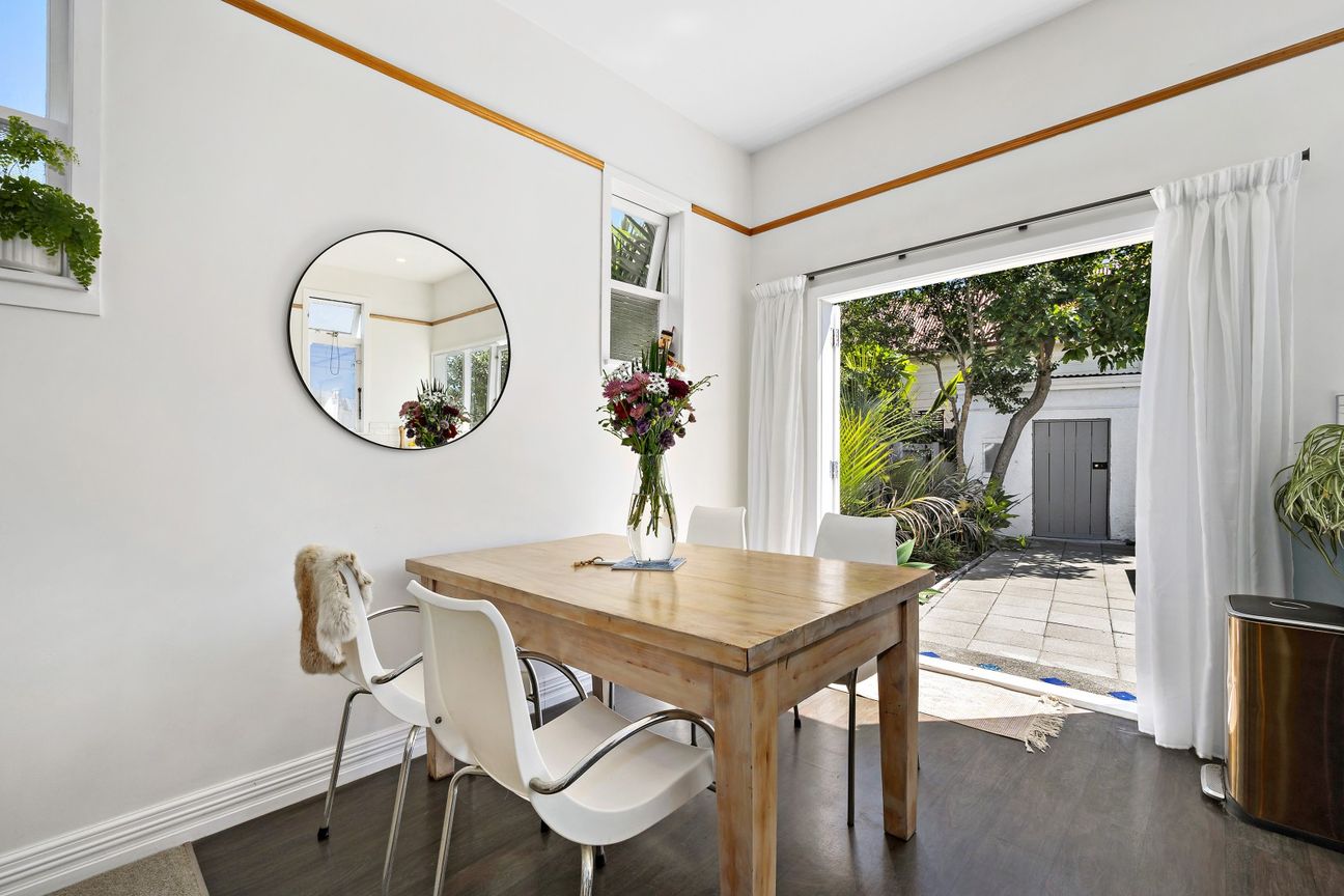 A Petone Classic, Close to It All - Bild 2