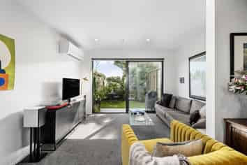 4C Ferry Road, Days Bay