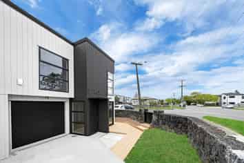 17A   Henwood Road, Mangere East