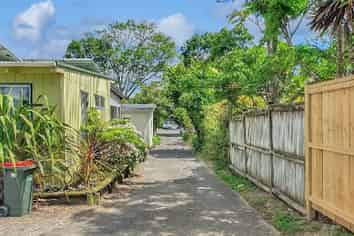 4/176 Henderson Valley Road, Henderson