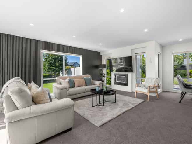 10 Lakebridge Place, Parklands