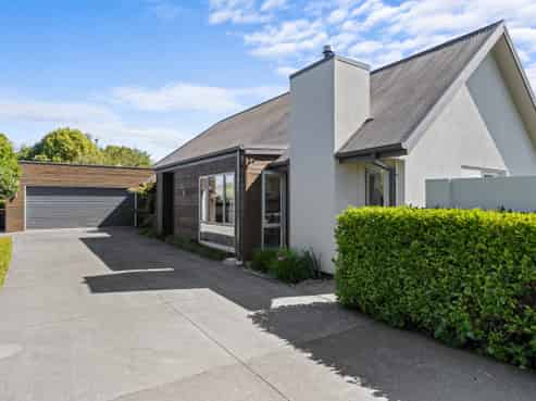 10 Lakebridge Place, Parklands