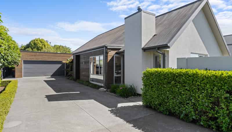 10 Lakebridge Place, Parklands