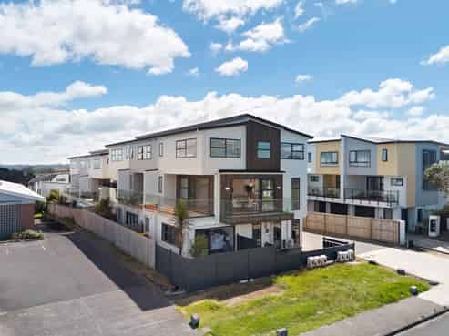 952A  East Coast Road, Northcross