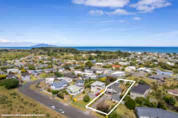 18 Robert Mckeen Street, Otaki Beach