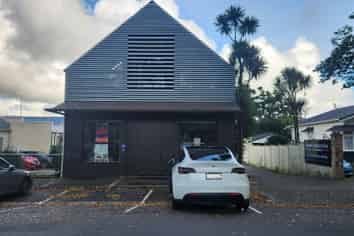 Epsom Standalone High Stud Stylish Retail 