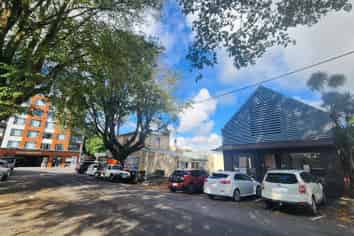 Epsom Standalone High Stud Stylish Retail 