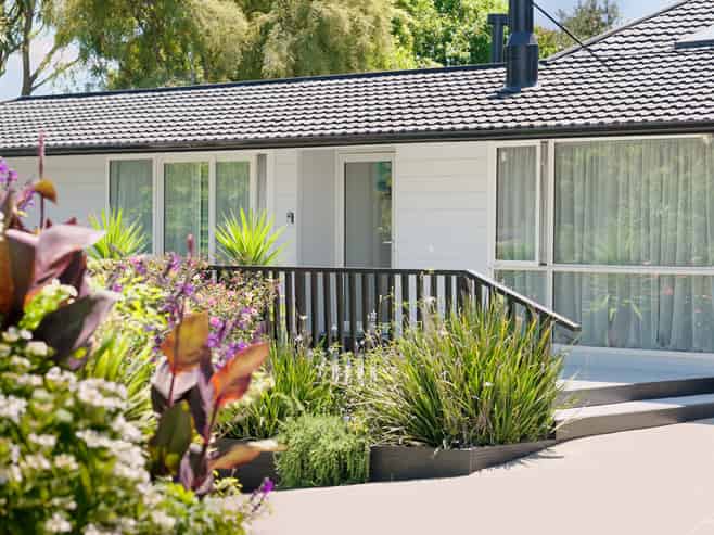 15 Tiromoana Road, Raumati South