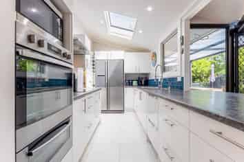 15 Tiromoana Road, Raumati South