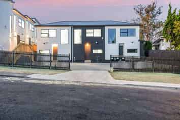 15 Locket Road, Glenfield