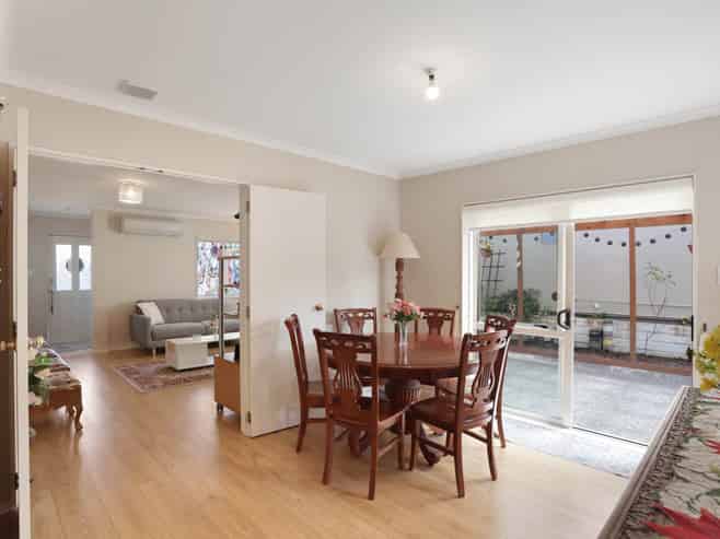 1 Stolford Crescent, New Lynn