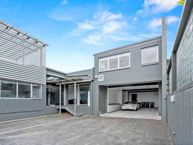 VERSATILE WAREHOUSE/OFFICE
