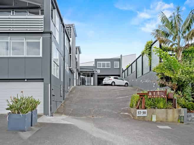 VERSATILE WAREHOUSE/OFFICE
